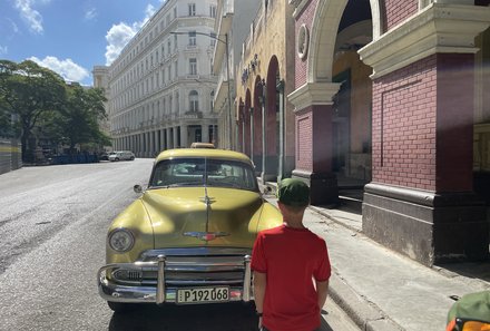 Kuba Familienreise - Kuba for family individuell - Kind bestaunt Oldtimer in Havanna