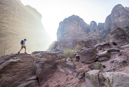 Jordanien mit Kindern - Jordanien Urlaub mit Kindern - Kind erklimmt Felsen