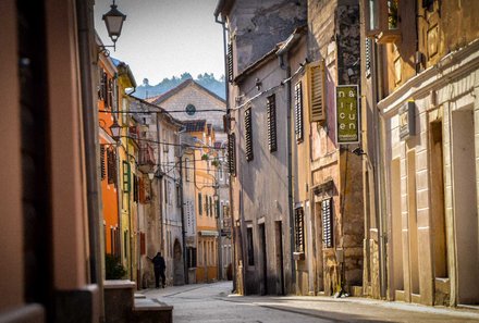 Kroatien Familienreise - Gasse entlang Häuserreihe