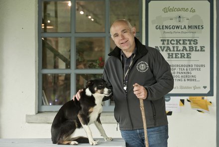 Irland Familienreise - Irland for family - Glengowla Minen - Mann mit Hund