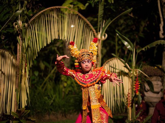 Bali Familienurlaub - Balinesische Tänzerin