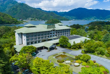 Japan for family individuell - Fuji View Hotel - Außenansicht mit Landschaft
