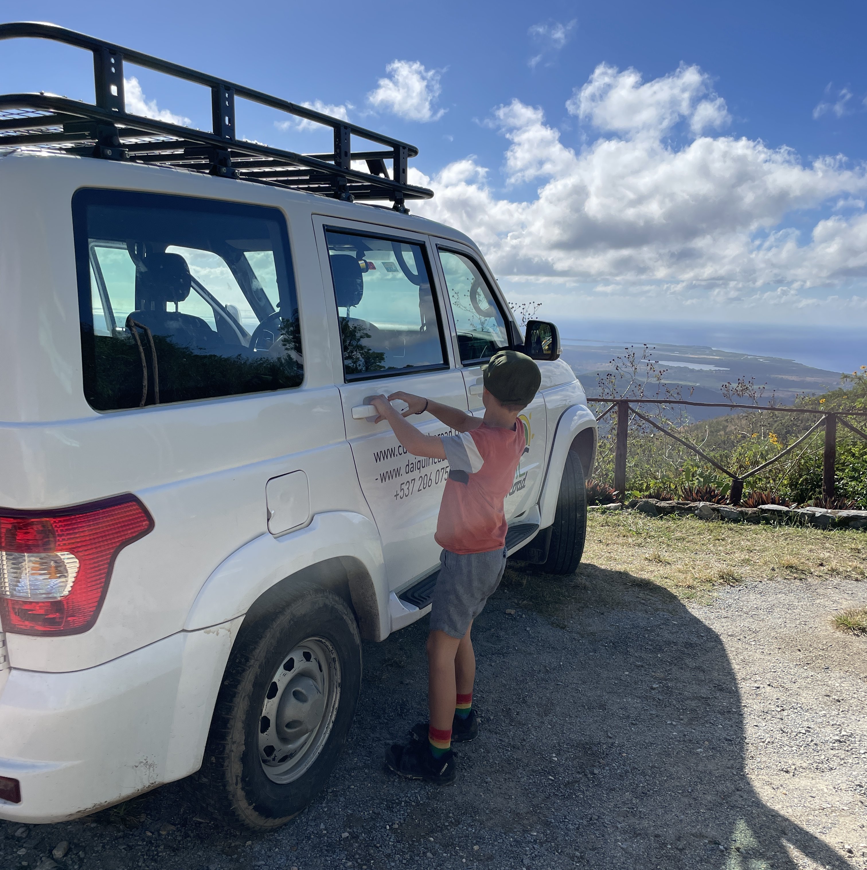 Kuba mit Kindern - Kuba Urlaub mit Kindern - Kuba mit Kindern individuell - Junge bei Mietwagen