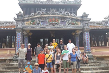 Vietnam mit Kindern - Familien vorm Tempel