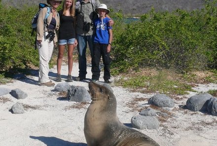 Galápagos mit Kindern - Beste Reisezeit und die Besonderheiten von Galapagos - Familie Stoll mit Robbe