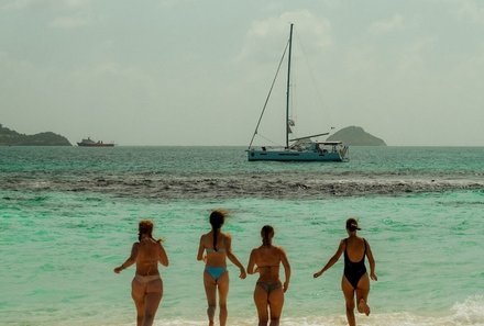 Familienreise Karibik- Karibik for family - Segelreise - Teens am Strand