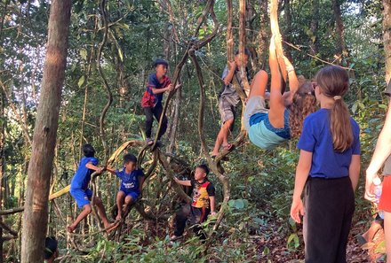 Malaysia Familienreise - Malaysia & Borneo Family & Teens - Kinder spielen draußen mit Einheimischen