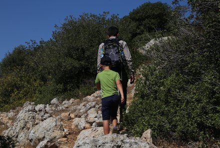 Jordanien Rundreise mit Kindern - Ajloun Forest Reserve - Rückansicht Mann und Kind beim Wandern