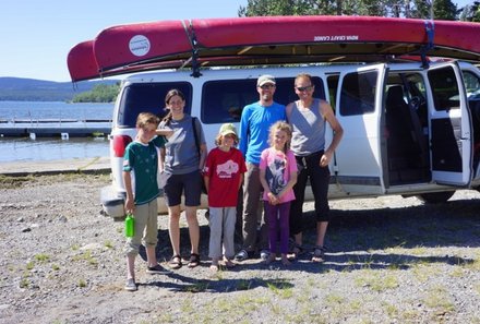 Vorstellung neuer Familienreisen - Kanada mit Kindern - Gruppe vor Tourbus