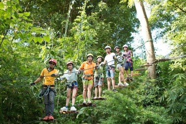 Thailand mit Jugendlichen - Thailand Family & Teens - Jugendliche klettern im Treetop Abenteuerpark