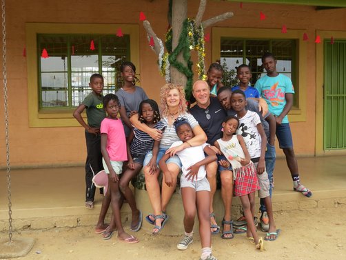 Stefania und Roberto mit Kindern von Mammadu