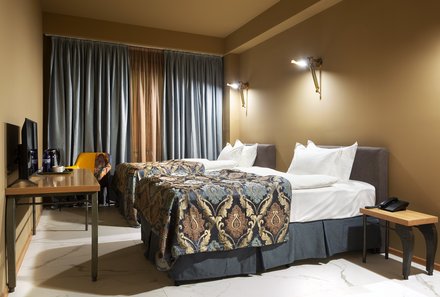 Georgien Familienreise individuell - Hotel Brim Tbilisi - Zimmer bei Nacht