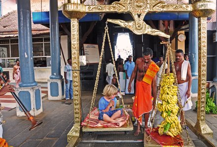 Indien Fernreisen mit Kindern - die beliebtesten Familienreisen von For Family Reisen - Dame wiegt Bananen