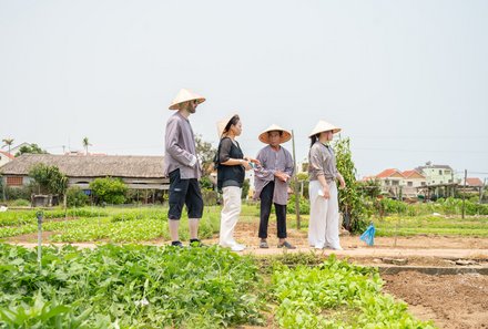 Vietnam for family individuell - Tra Que Herbal Village - Gruppe auf dem Feld