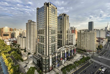 China for family - China Familienreise mit Kindern - Novotel Shanghai Jingan - Hotelgebäude