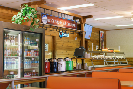 Westkanada for family - Familienurlaub Kanada - The Crossing Resort Bar