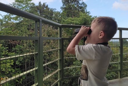 Familienurlaub Malaysia & Borneo - Malaysia & Borneo for family individuell - Rainforest Discovery Centre - Kind mit Fernglas
