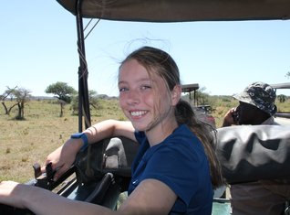 Tansania Familienreise - Mädchen auf Safari
