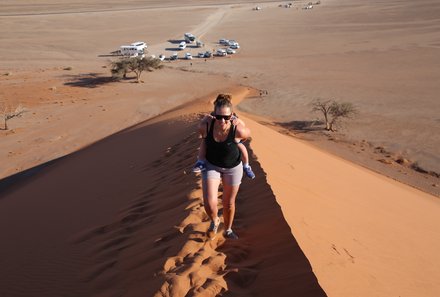 Namibia mit Kindern - Namibia for family individuell - Familie auf Dünen