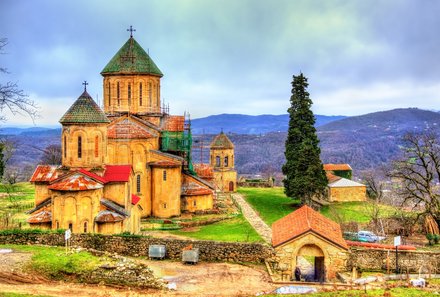 Osteuropa Familienurlaub - außergewöhnliche Unterkünfte von For Family Reisen - Gergeti Kirche in Georgien