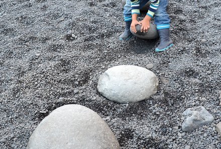 Island Familienreise - Island for family individuell - Kinder beim Kräftemessen