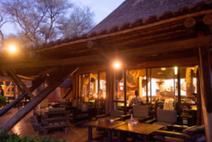 Namibia mit Kindern - Namibia for family - Omaruru Game Lodge - Unterkunft beleuchtet