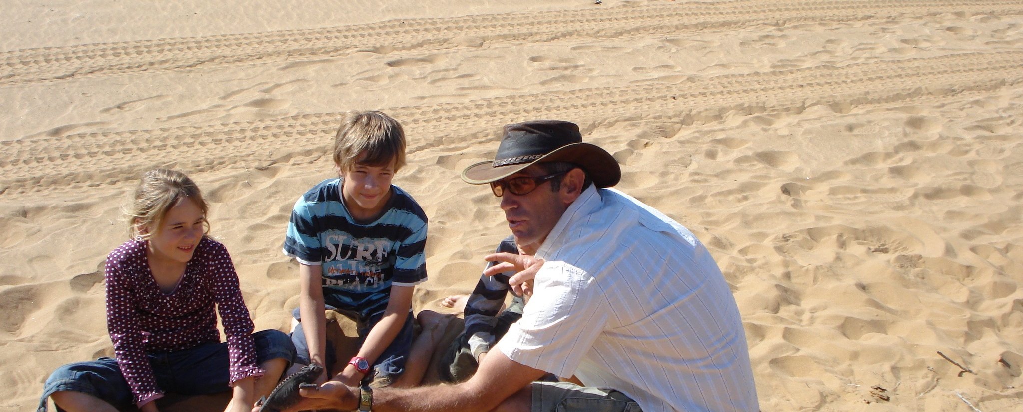 Familienreisen 2015: Reiseveranstalter For Family Reisen mit neuem Katalog - Kinder in der Wüste mit Reiseleiter