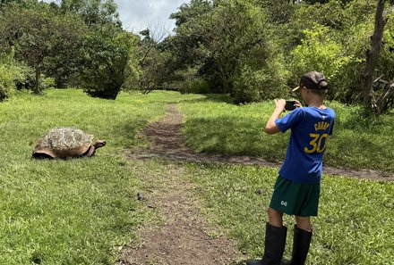 Familienreise Galapagos und Ecuador - Galapagos Family & Teens - Junge beobachtet Schildkröte