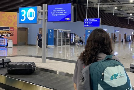 Ankunft Flughafen DWC Dubai FFR Rucksack
