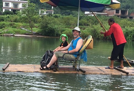 China mit Kindern - China for family - Papa mit Kind auf dem Bambusfloß