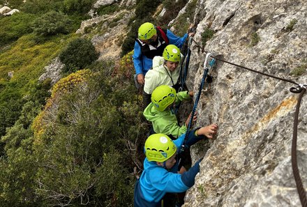 Malta Familienreise - Malta for family - Klettersteig Via Ferrata - Familie bei Felswand