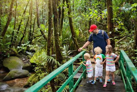 Fernreisen mit Kindern ab wann und wohin - Malaysia & Borneo Urlaub mit Kindern - Kinder mit Vater auf Brücke im Regenwald