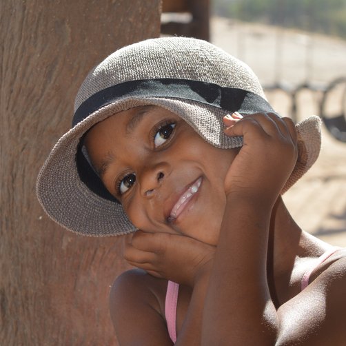 Nachhaltig reisen - Kind von Mammadu lächelt in Kamera