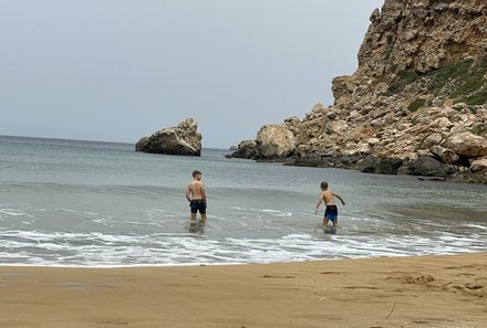 Malta Familienreise - Malta for family - Golden Bay - schwimmen im Meer