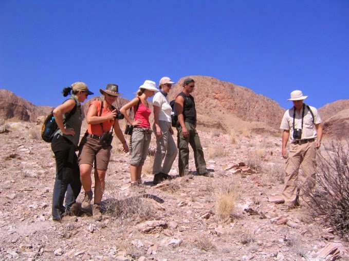 Namibia mit Kindern - Tipps zum Outdoor-Urlaub mit der ganzen Familie - Gruppe mit Reiseleiter