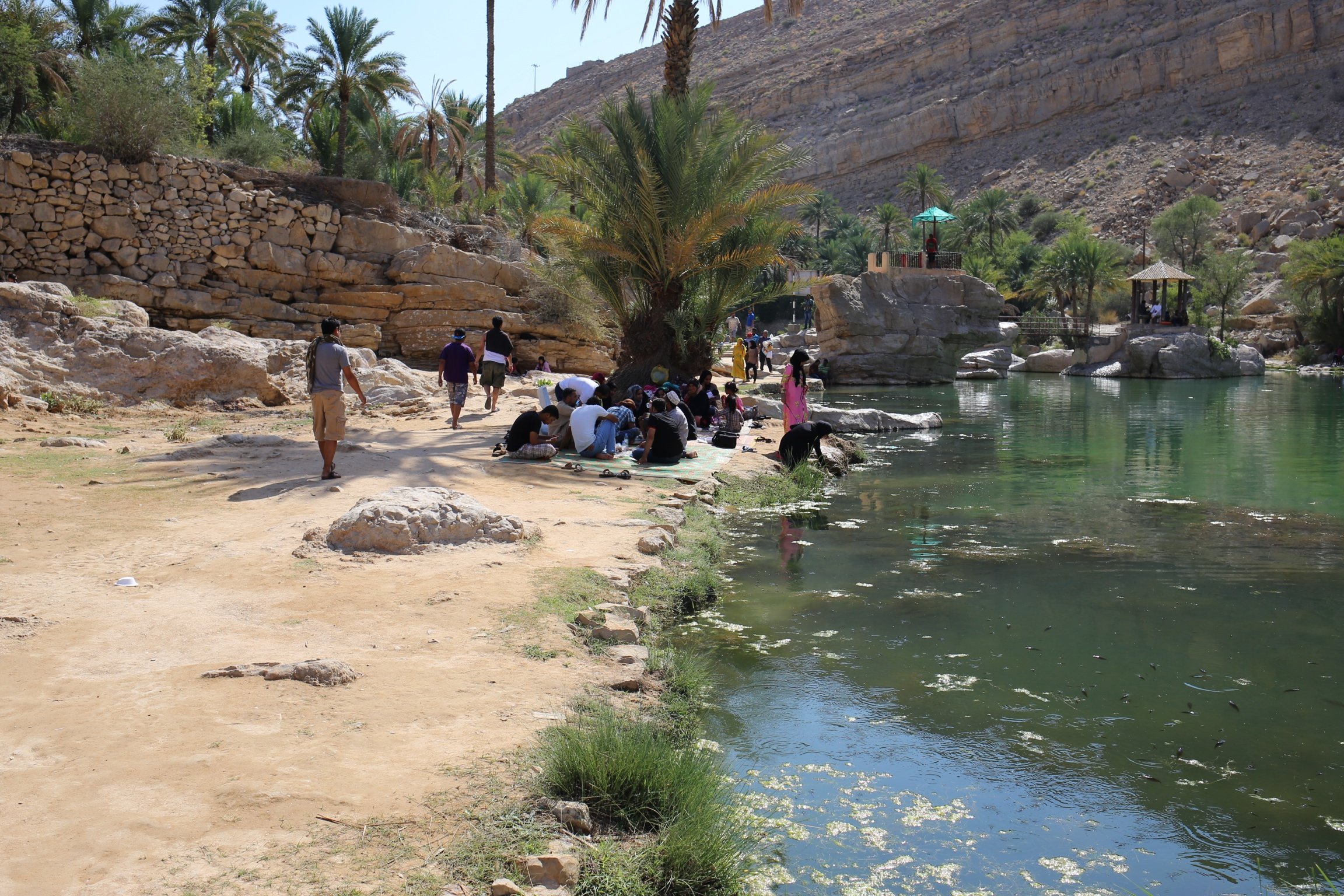 Oman mit Kindern - Oman Urlaub mit Kindern - Einheimische Familien picknicken am Wadi
