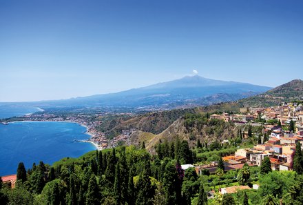 Sizilien mit Kindern - Sizilien Urlaub mit Kindern - Blick von Taormina auf Küste und Ätna