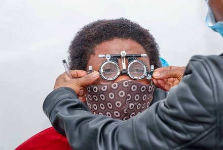 CO2-Kompensation bei For Family Reisen - Emissionskompensation Familienurlaub - ClimatePartner - Hilfebus bei Einheimischen Augenklinik - Südafrika