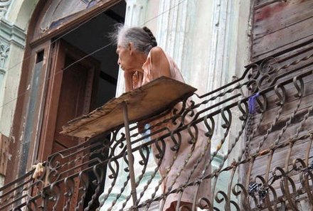 Kuba Familienreise - Kuba for family - Frau auf dem Balkon