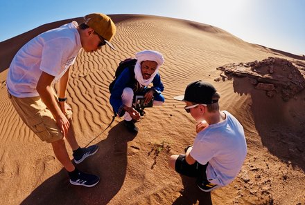 Marokko mit Kindern - Marokko mit Kindern Urlaub - Kinder mit Guide in Wüste