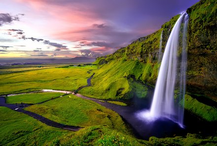 Island Familienreise - Island for family - Blick auf den Wasserfall Seljalandsfoss
