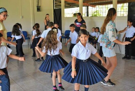 Costa Rica mit Kindern - Costa Rica Family & Teens - Kinder tanzen - lokalen Schule