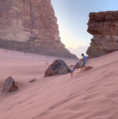 Urlaub in Jordanien Erfahrungen - Familienreise in Jordanien - Kinder in der Wüste