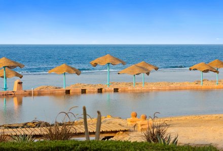 Familienreise Ägypten - Ägypten for family - Radisson Blu Resort El Quesier - Strand mit Sonnenschirmen 