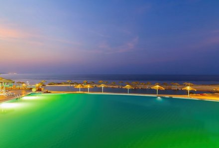 Familienreise Ägypten - Ägypten for family - Radisson Blu Resort El Quesier - Beleuchteter Infinity Pool