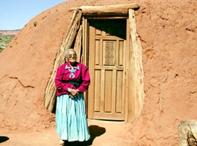USA Familienreise - USA Westküste for family - Monument Valley - Navajo-Native vor Hogan
