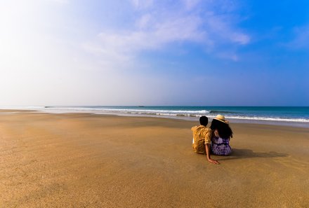 Indien mit Kindern - The Zuri White Sands Goa Resort - Paar am Strand