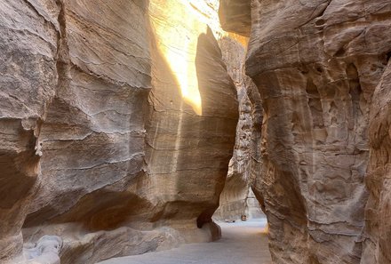 Jordanien Rundreise mit Kindern - Jordanien for family - Felsen mit Sonnenlicht