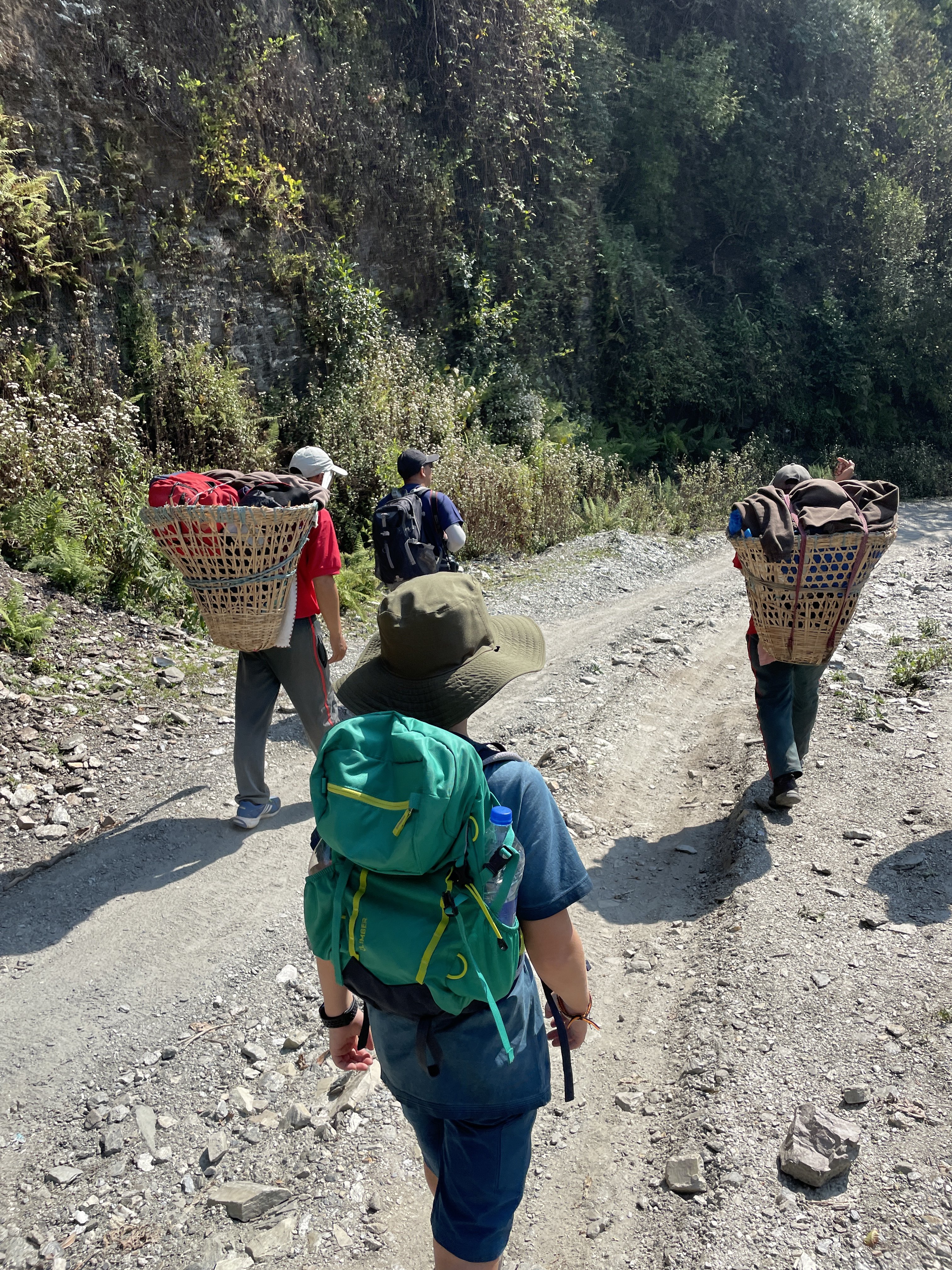 Nepal mit Kindern - Nepal Trekking mit Kindern - Kinder und Porter beim Wandern