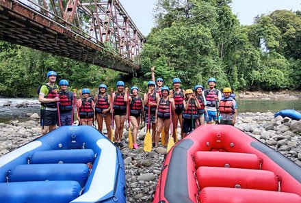 Familienreise Costa Rica - Costa Rica Family & Teens - Raftingtour - Familien vor Booten